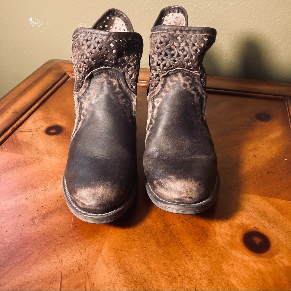 Circle G Vintage-Style Brown Ankle Booties - Picture 3 of 8